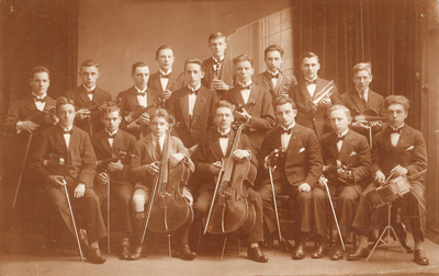831432 Groepsportret van de leden van het Utrechtse orkest Strijkje Sonore .